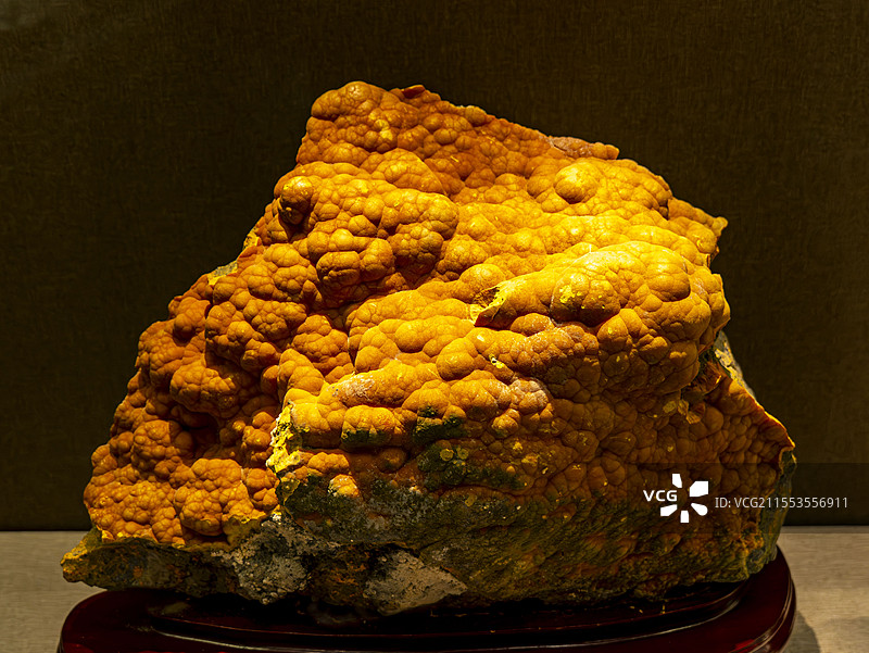 雌黄雄黄集合体图片素材