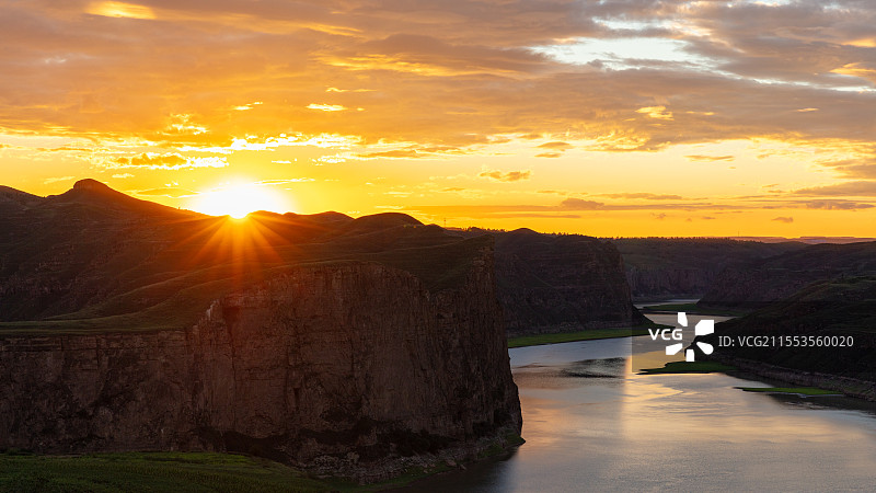 内蒙古呼和浩特老牛湾黄河大峡谷日落 夕阳逆光图片素材