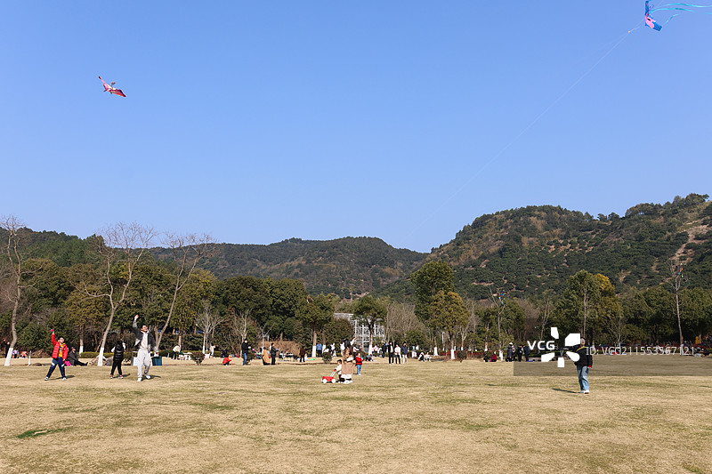 东钱湖旁的公园图片素材