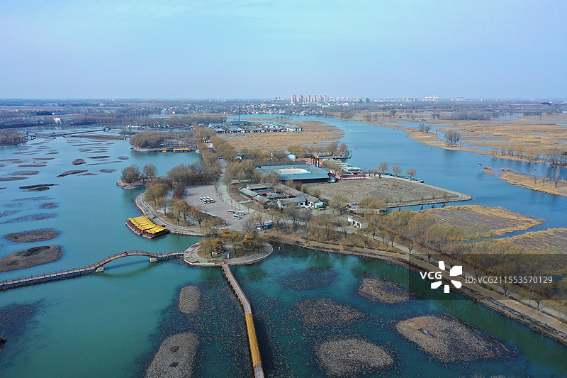 华北明珠天下稀，水天一色碧琉璃逐浪轻飞芦苇荡，翩翩雁鹭掠云低郭里口图片素材