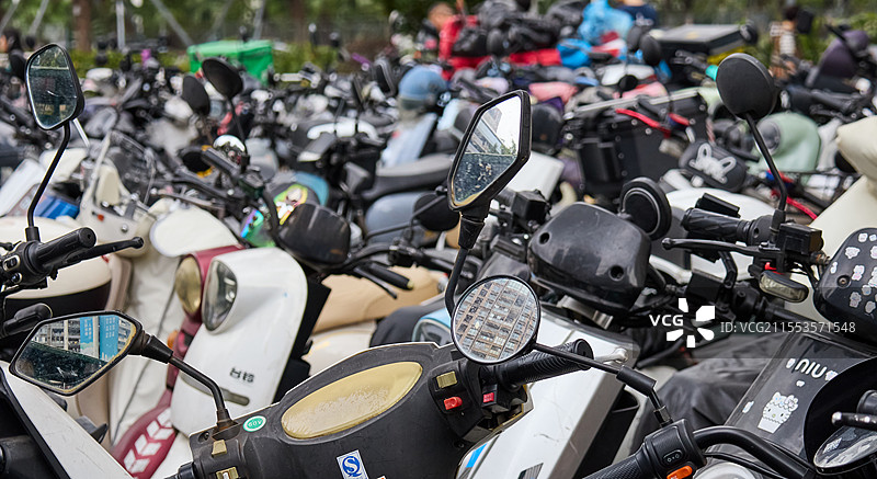 深圳街头的电动车群图片素材