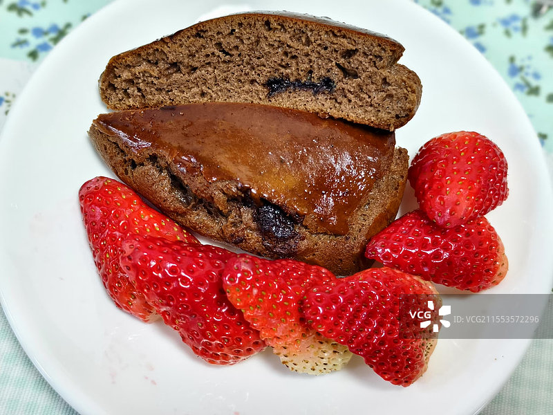 巧克力蛋糕和草莓图片素材