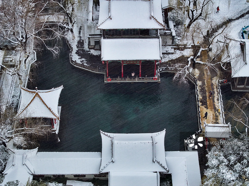 航拍暴雪中的济南趵突泉风光图片素材