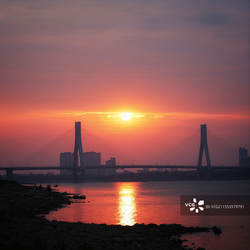 湖南常德桃花源大桥落日美景（河流为长江支流沅江）图片素材