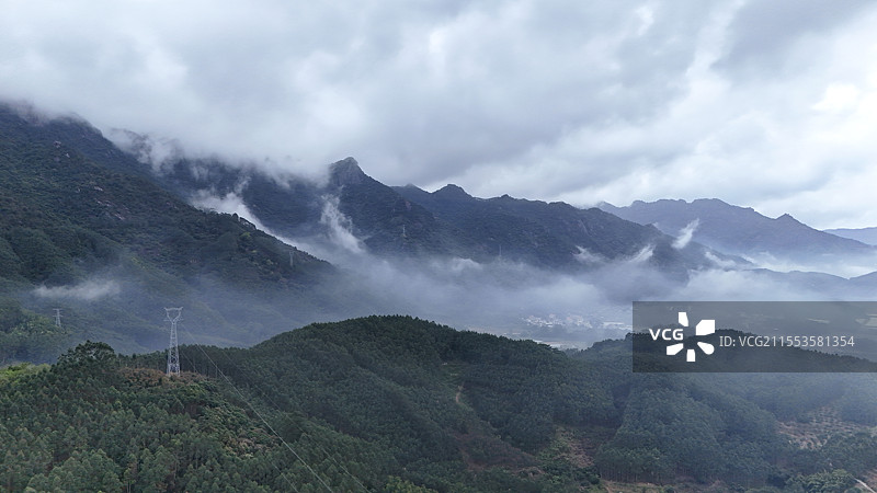 云雾缭绕的山区航拍风景图片素材