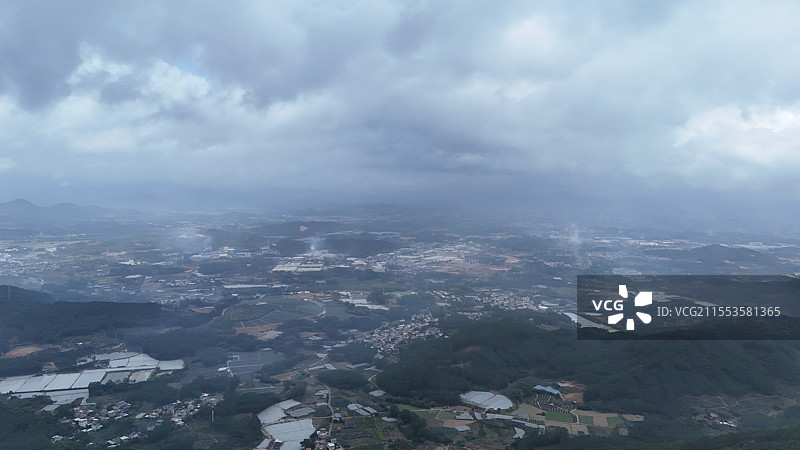 云雾缭绕的山区航拍风景图片素材
