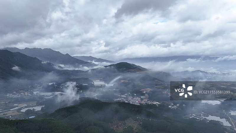 云雾缭绕的山区航拍风景图片素材