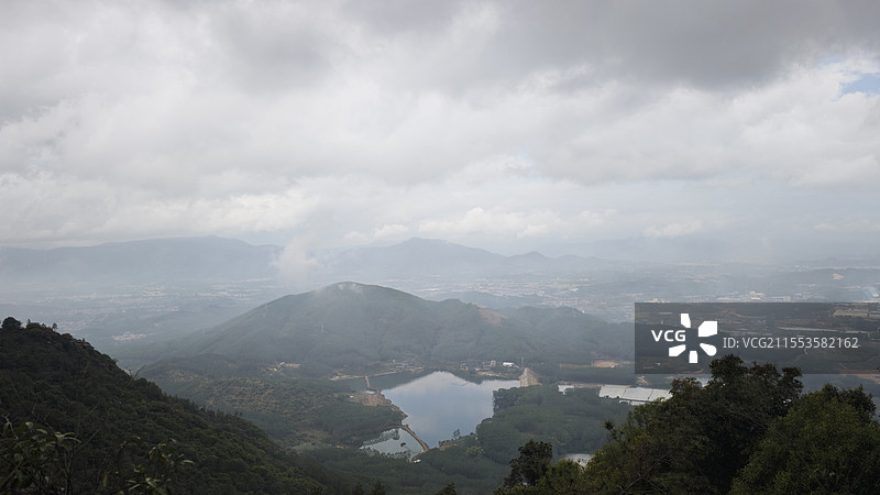 云雾缭绕的山区航拍风景图片素材