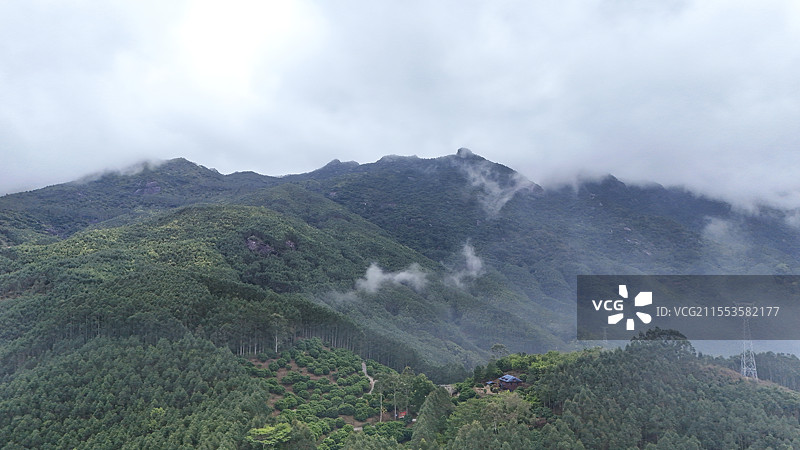 云雾缭绕的山区航拍风景图片素材