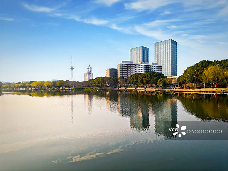 上海青浦都市风光：夏阳湖青浦电视塔倒影图片素材