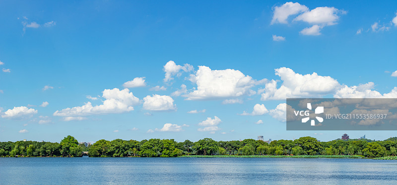 杭州 西湖 苏堤 蓝天白云 环境 天空素材 城隍阁 夏天 湖景 宁静 白云朵朵 湖畔 树林图片素材