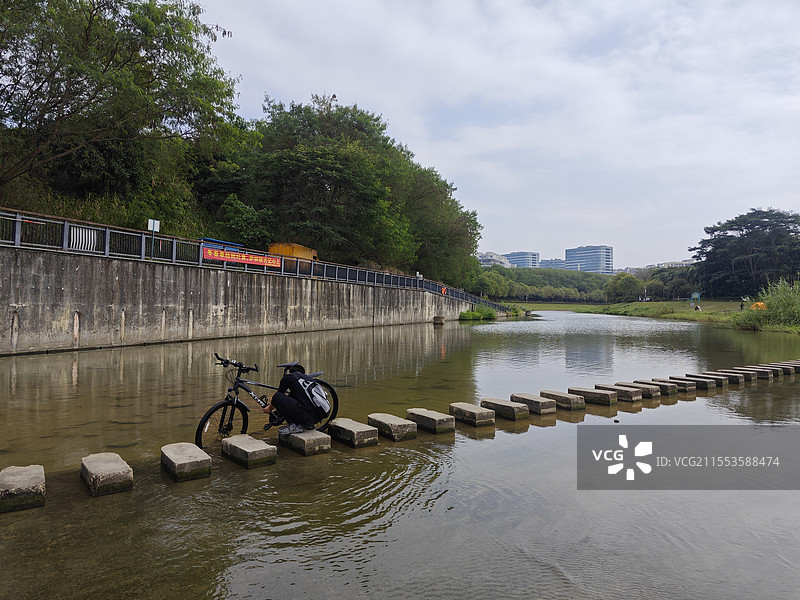 茅洲河清洗自行车孤独的人图片素材