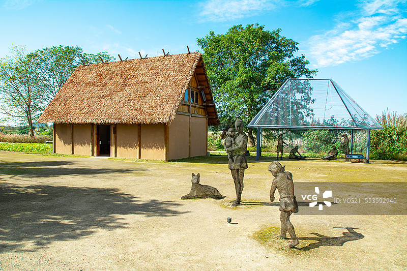 良渚古城遗址公园 娱乐 打陀螺 杭州余杭 家庭生活 良渚文明 新石器时代原始部落 原始人生活场景复原图片素材