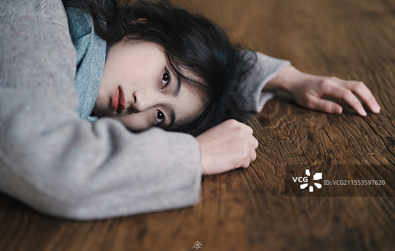 沉思中的女人图片素材