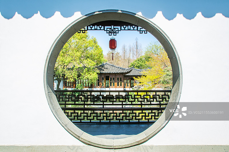 杭州 郭庄 汾阳别墅 清代私家园林 古建筑 文物古迹 月亮门 圆门 拱门 西湖 春天 春景 江南园林图片素材