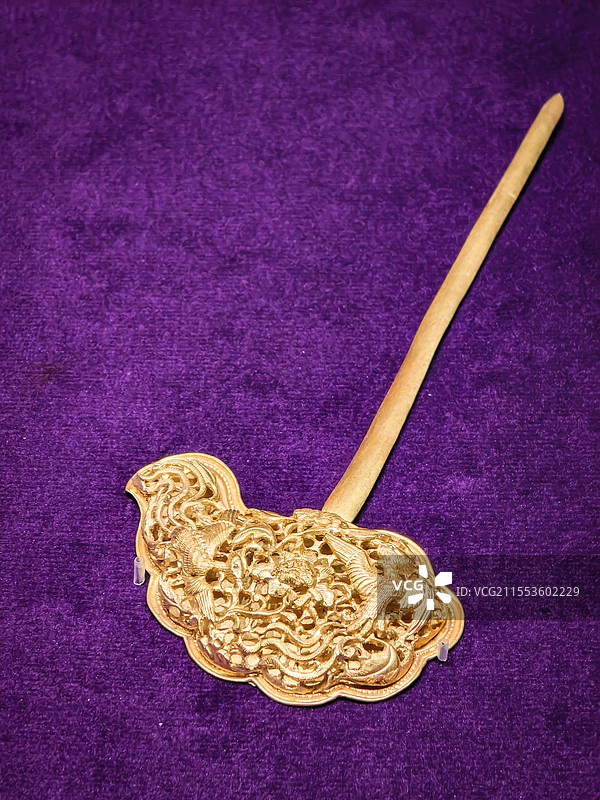 镂刻双凤穿花纹金掩鬓图片素材