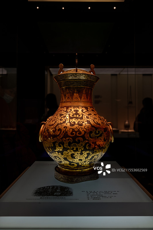 鎏金银蟠龙纹铜壶，壶腹部饰四条独首双身金龙，间缀卷云纹，从铭文可知此壶为楚国所有，后收归朝廷转赐刘胜图片素材