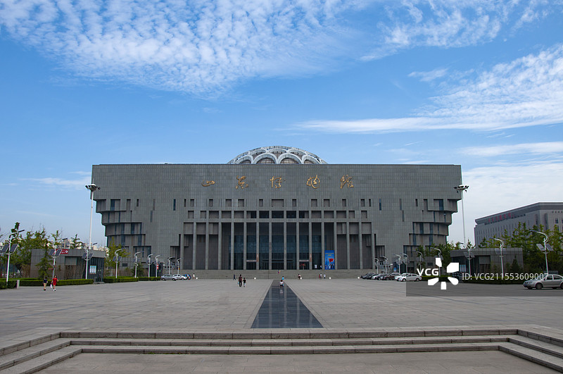 蓝天白云下的山东博物馆建筑外部图片素材