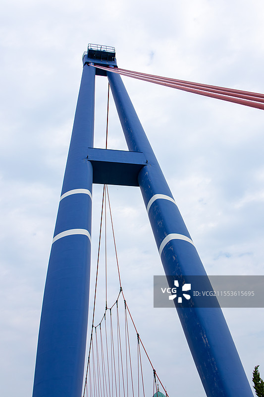 辽宁大连天空下的桥梁支柱图片素材