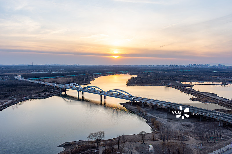 夕阳下的跨江大桥：厂通路潮白河大桥图片素材