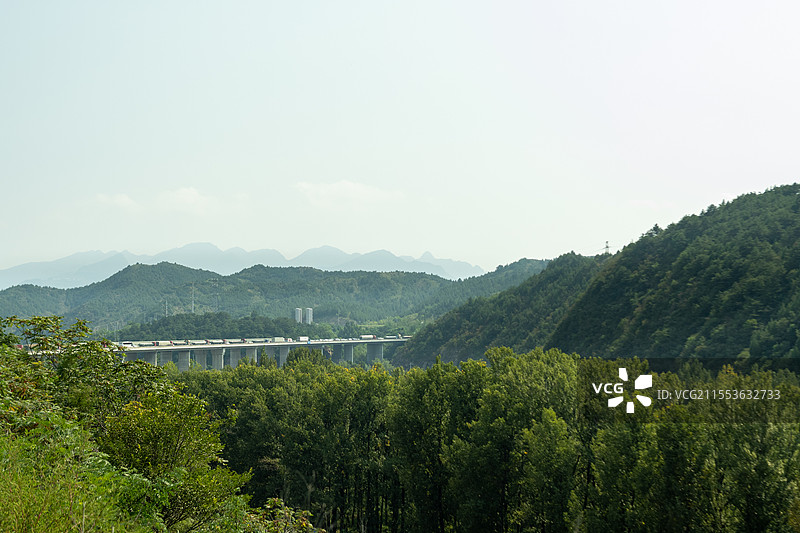 碧绿色的青山图片素材