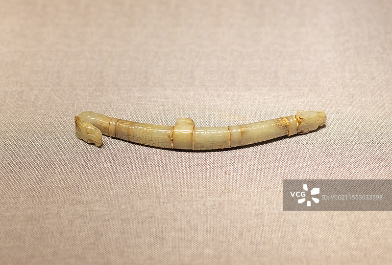 云纹铁芯玉带钩 秦代 公元前221-前207年  泌阳县官庄村出土 河南博物院图片素材