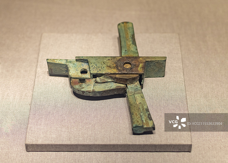 鎏金羽纹铜弩机 东汉  新野县出土 河南博物院图片素材