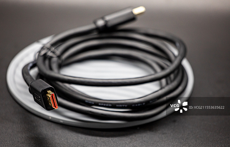 桌子上的HDMI数据线高清多媒体接口电缆特写镜头图片素材