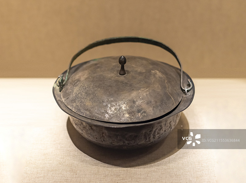 提梁带盖银锅 唐代 伊川县齐国太夫人墓出土 河南博物院图片素材