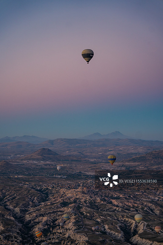 日出时分卡帕多奇亚的浪漫的热气球图片素材