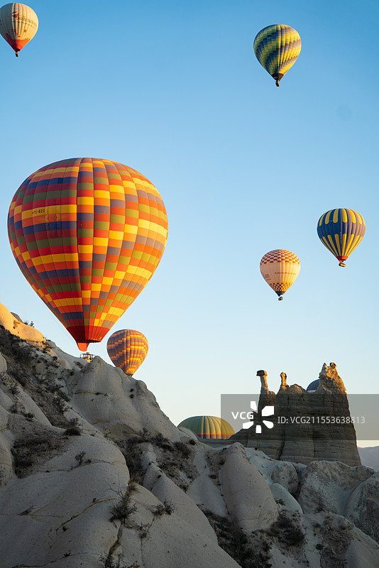日出时分卡帕多奇亚的浪漫的热气球图片素材