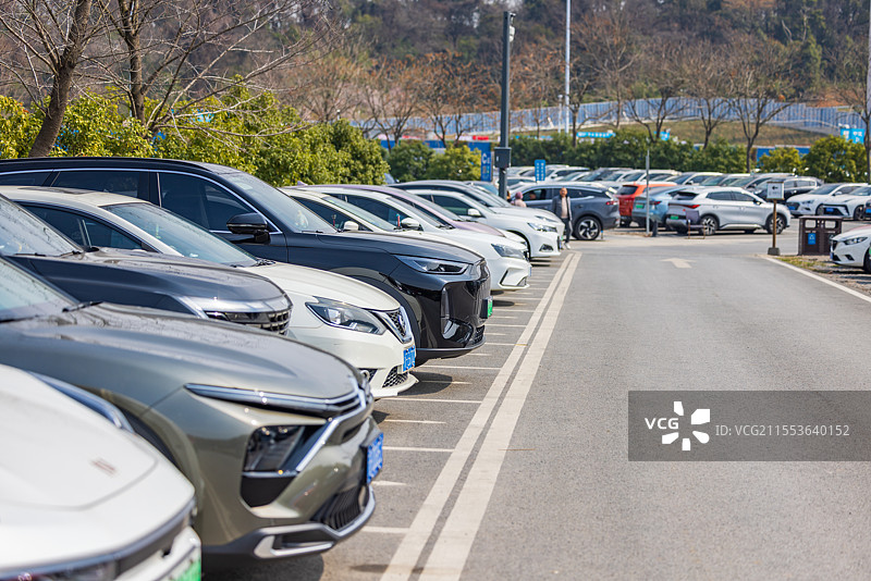 节假日里的旅游景点停车场停满了私家车轿车图片素材