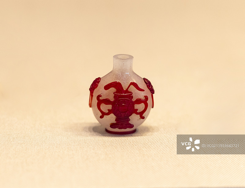 博古图珍珠地套红玻璃鼻烟壶 清 中国重庆三峡博物馆图片素材