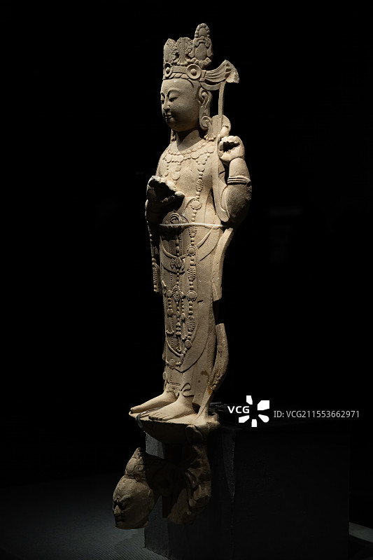 安丘博物馆藏北齐胁侍菩萨石刻雕像图片素材