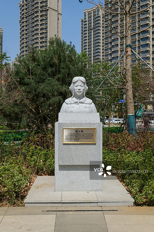 山东济南张庄机场文化公园-飞机跑道文化广场-抗美援朝志愿军空军飞行员“高义敬”雕塑图片素材