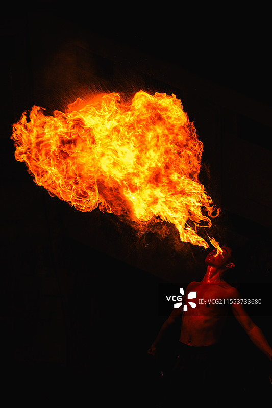 表演吐火的青年。图片素材