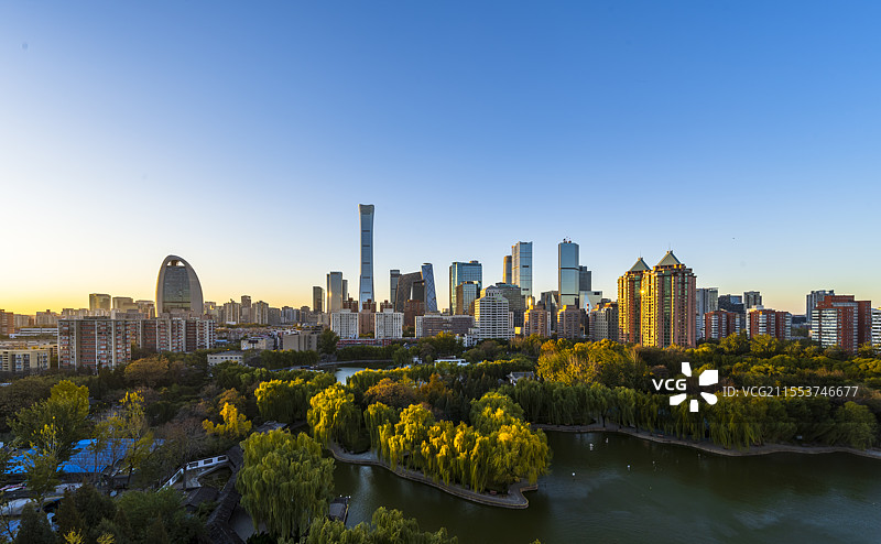 北京城市天际线团结湖公园秋色与CBD同框日出图片素材