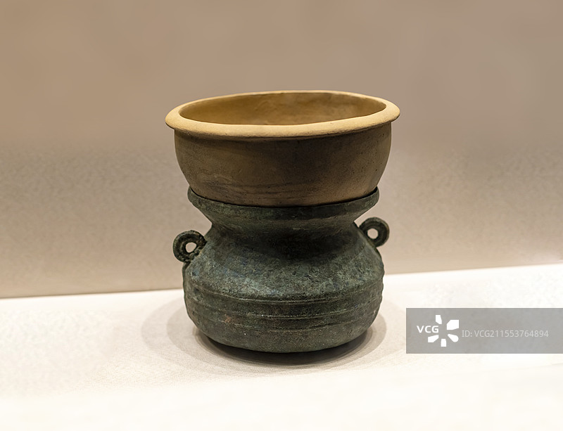 青铜双耳釜带陶甑 汉 万州大周溪遗址出土 重庆三峡移民纪念馆图片素材