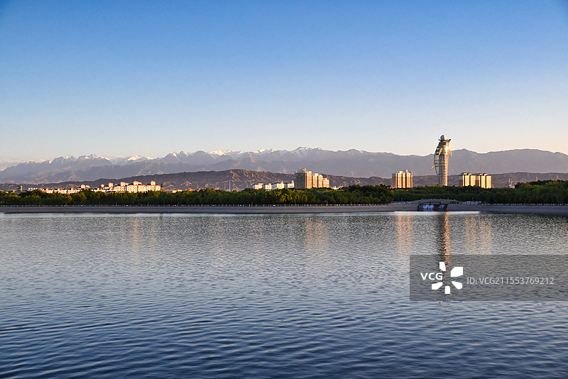 夕阳下的嘉峪关东湖和远处的祁连山图片素材