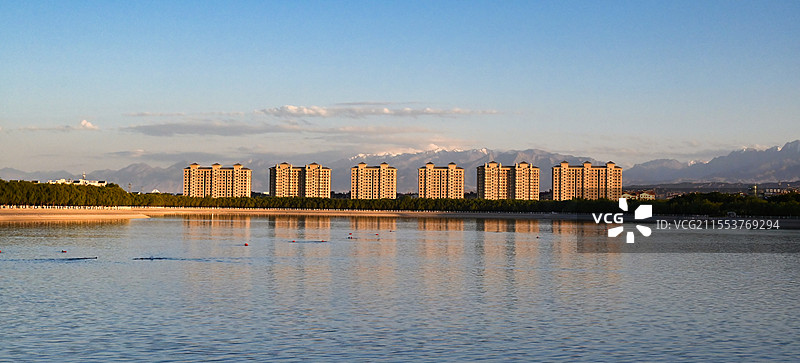 夕阳下的嘉峪关东湖和远处的祁连山图片素材