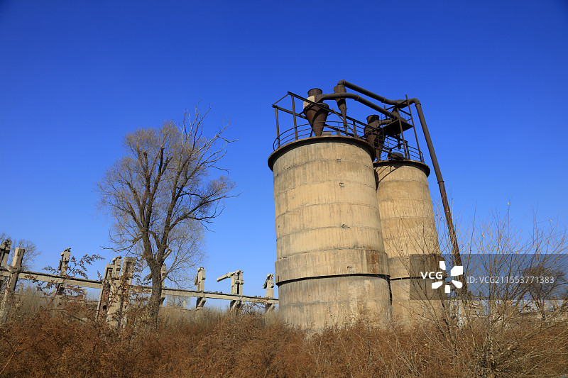 河北唐山地震遗址公园废弃的水泥筒仓图片素材