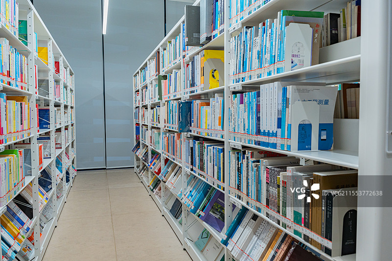 深圳龙华区红山深圳图书馆室内书架场景图片素材