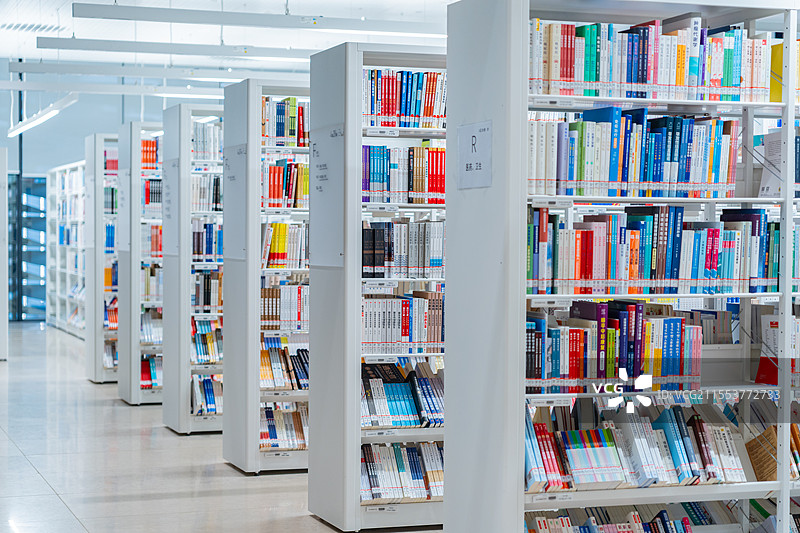 深圳龙华区红山深圳图书馆室内书架场景图片素材