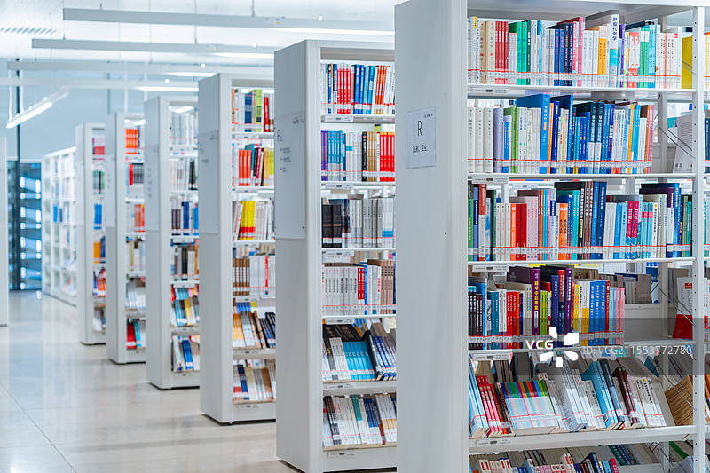 深圳龙华区红山深圳图书馆室内书架场景图片素材