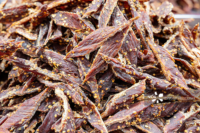 放在桌子上的食材手撕牛肉干图片素材