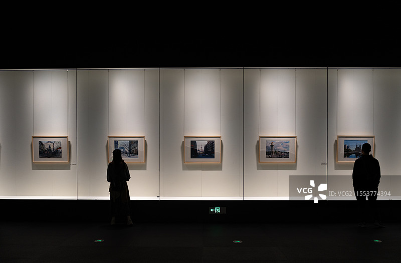 深圳美术馆看展的人图片素材