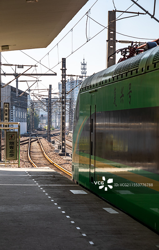 杭州站火车站高铁站站台停驻的复兴号绿巨人列车局部特写镜头图片素材