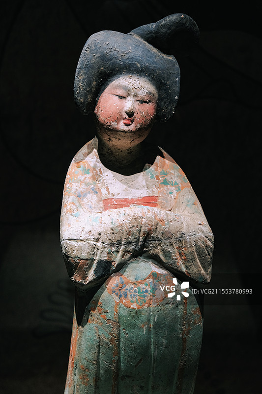博物馆中的唐代彩色女陶俑特写图片素材