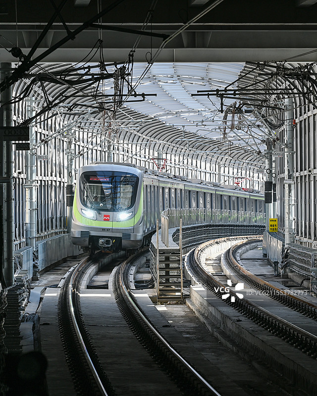 西安地铁五号线进站图片素材