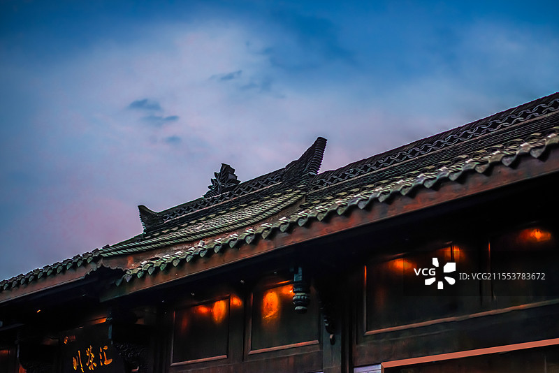蓝天映衬下的古韵：中国古建筑的屋顶之美图片素材